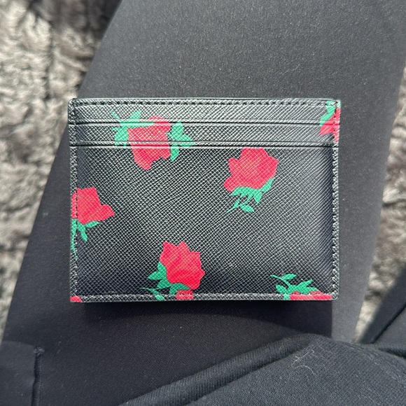 💖Kate Spade // small hand wallet with black background & red roses - Picture 2 of 3